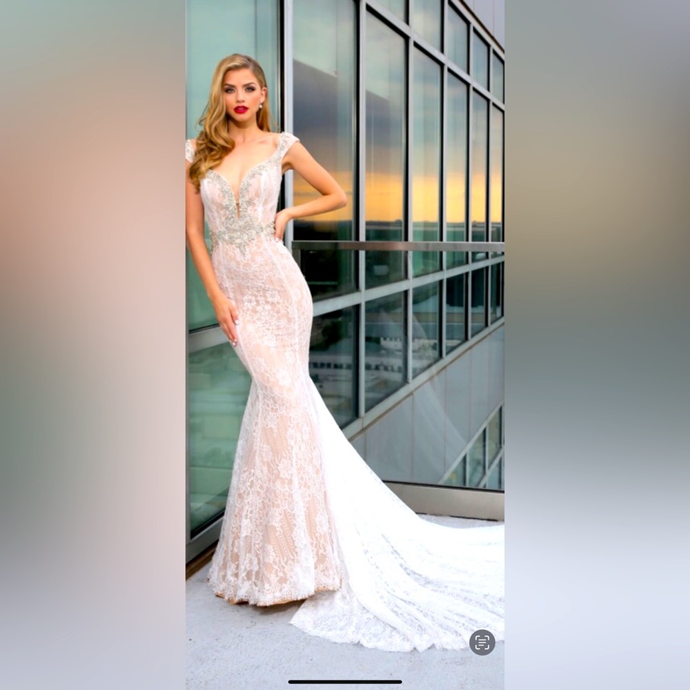 Nearly Half Off Unworn Wedding Dress Perfectly Preserved!